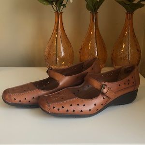 HOST PICK" WHITE MOUNTAIN shoes. Dark camel. Size 6.5M. NICE!